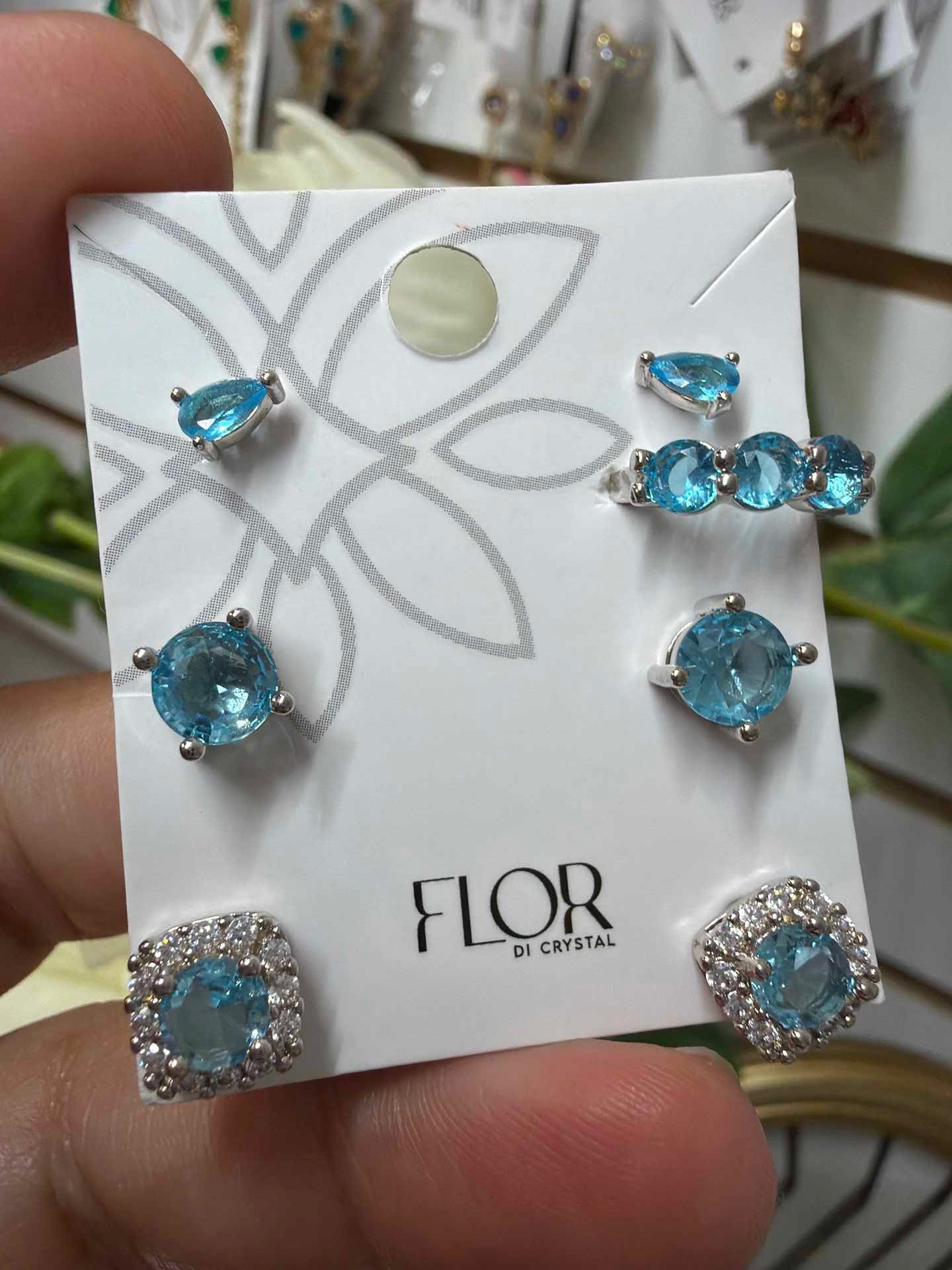 Trio aqua com piorcing fake