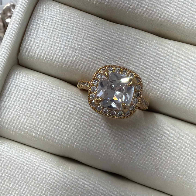 Anel cravejado quadrado em zirconias #9