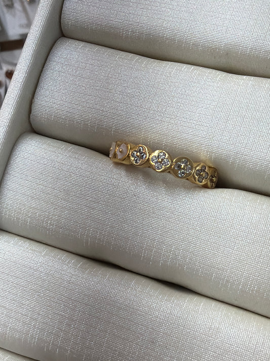 Anel - Anel trevo cravejado e madre perola