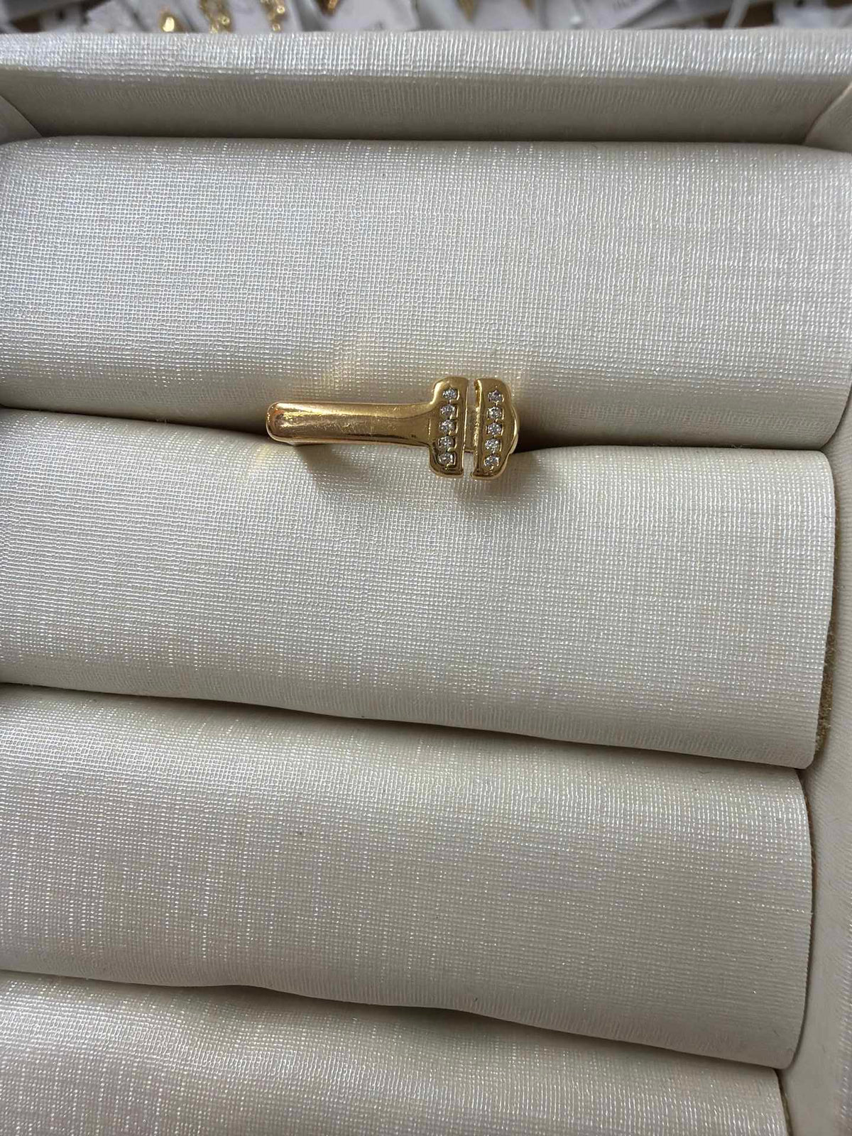 Anel de dedinho quadrado c detalhe cravejado