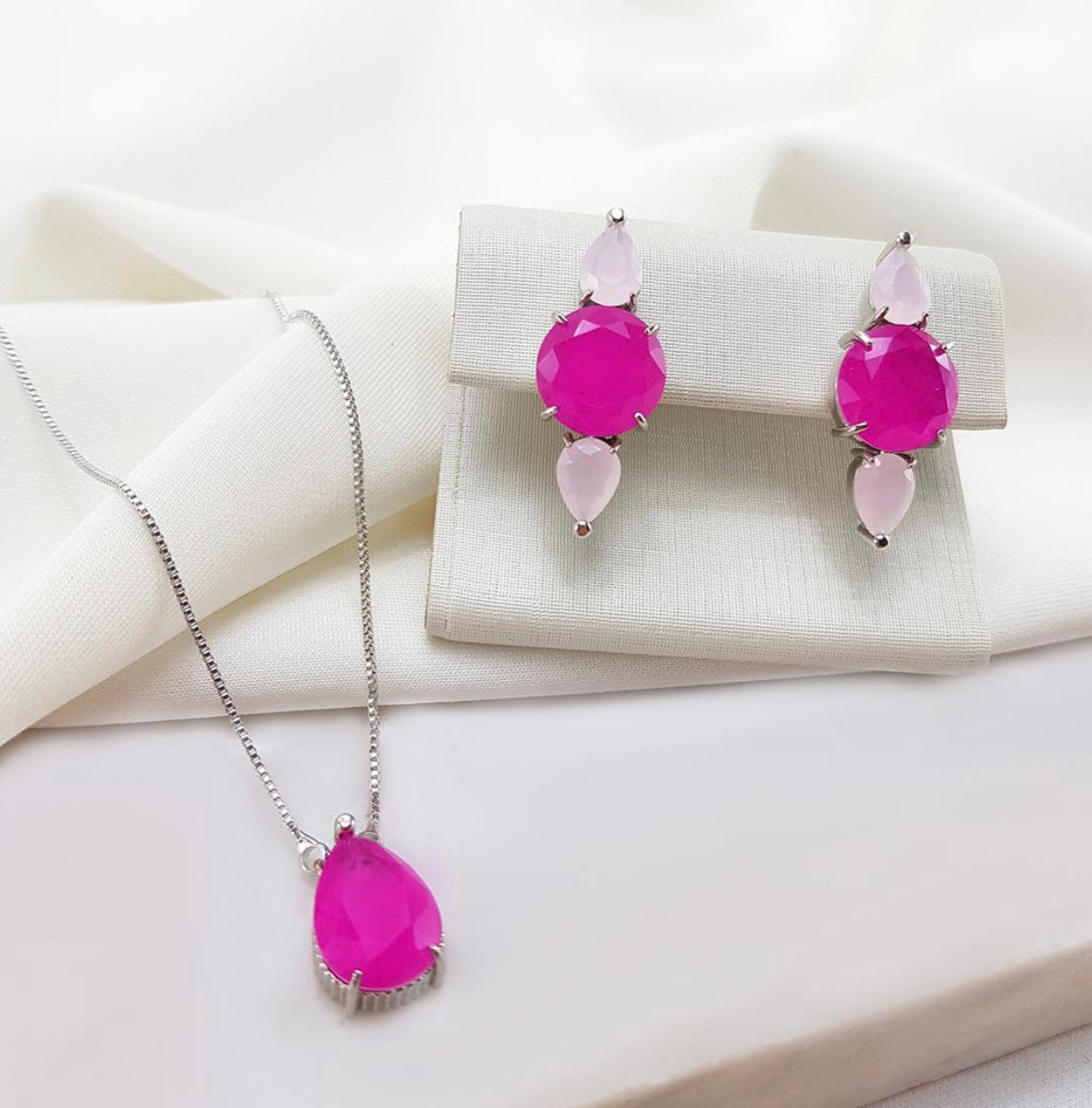 Conjunto colar e brinco cravejado Pedra fusion paraiba fuchia