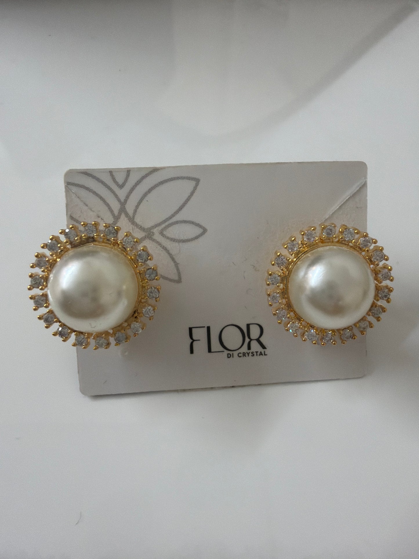 Pearl earing with halo cz