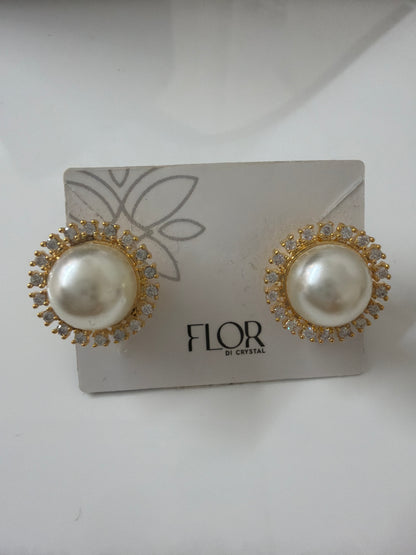 Pearl earing with halo cz