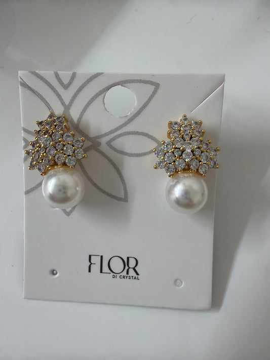 Small Pearl earing with cz