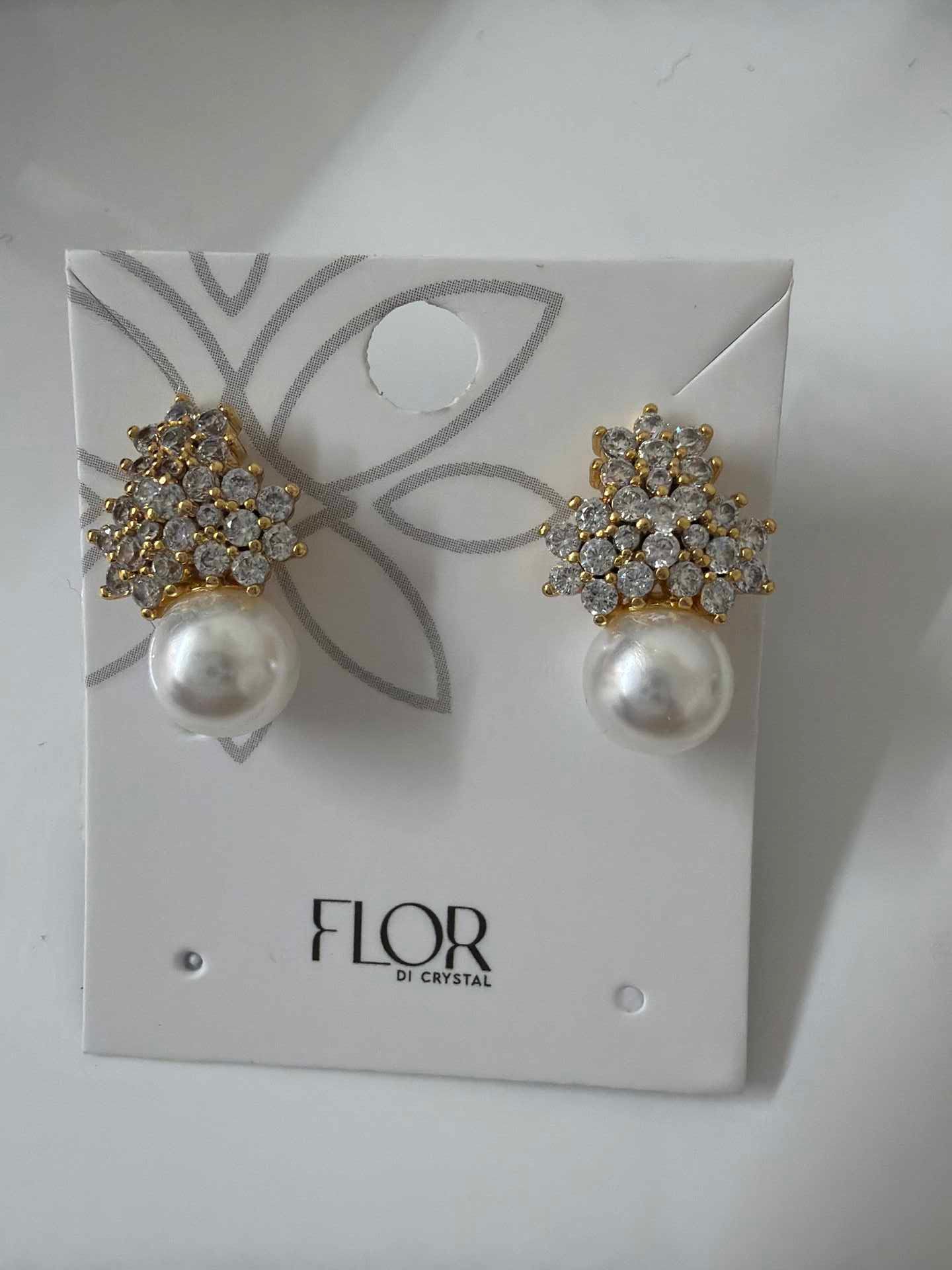Small Pearl earing with cz 