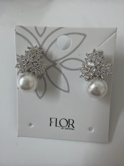 Small Pearl earing with cz