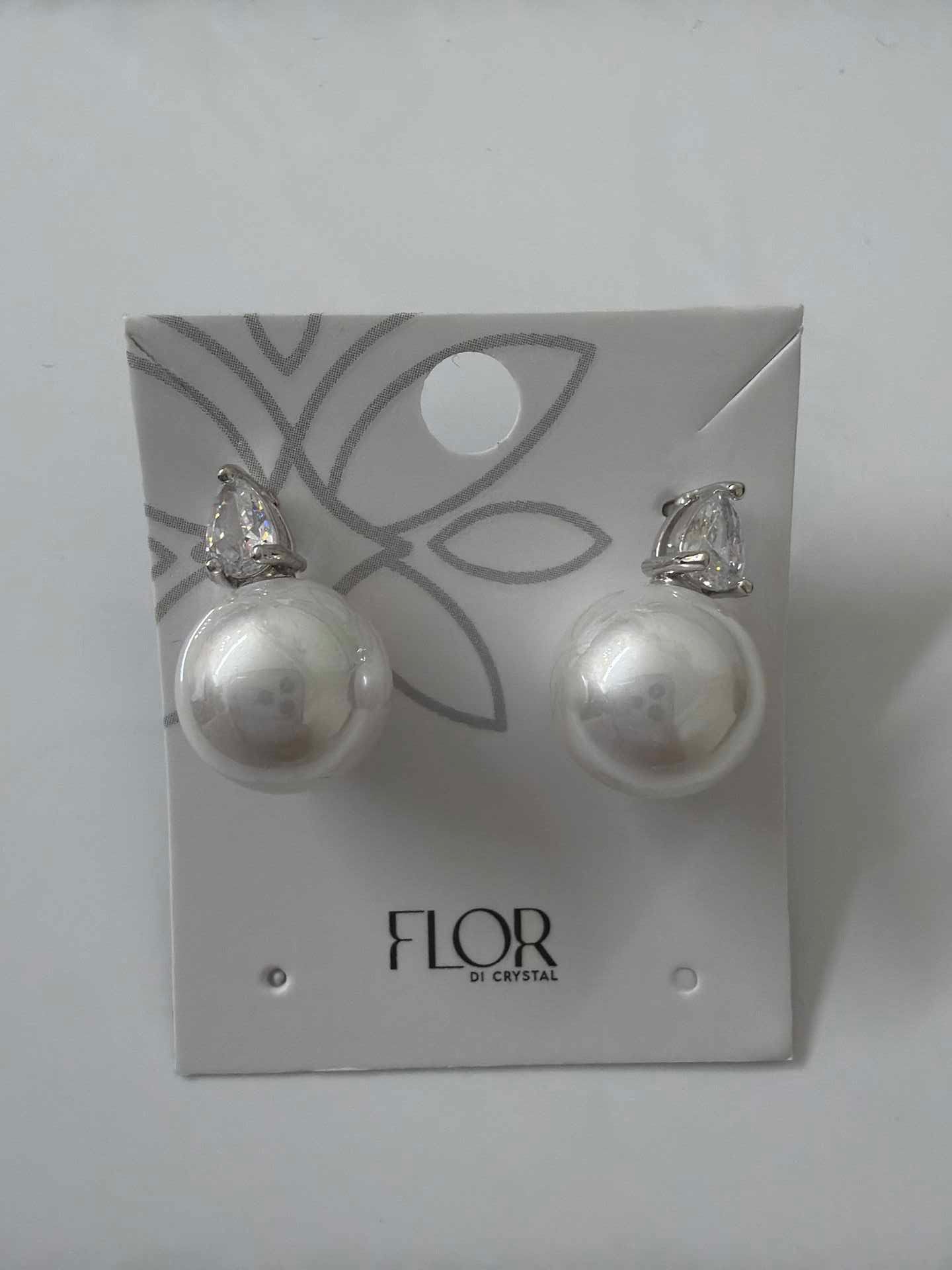 Pearl earing with teardrop cz 
