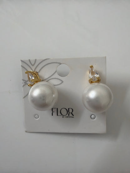 Pearl earing with teardrop cz