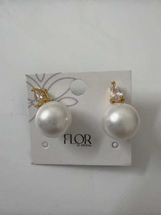 Pearl earing with teardrop cz
