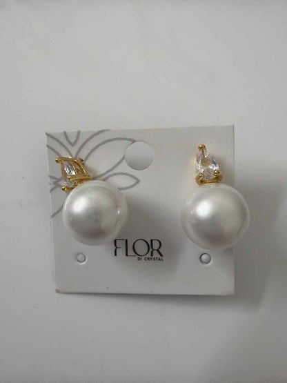 Pearl earing with teardrop cz 