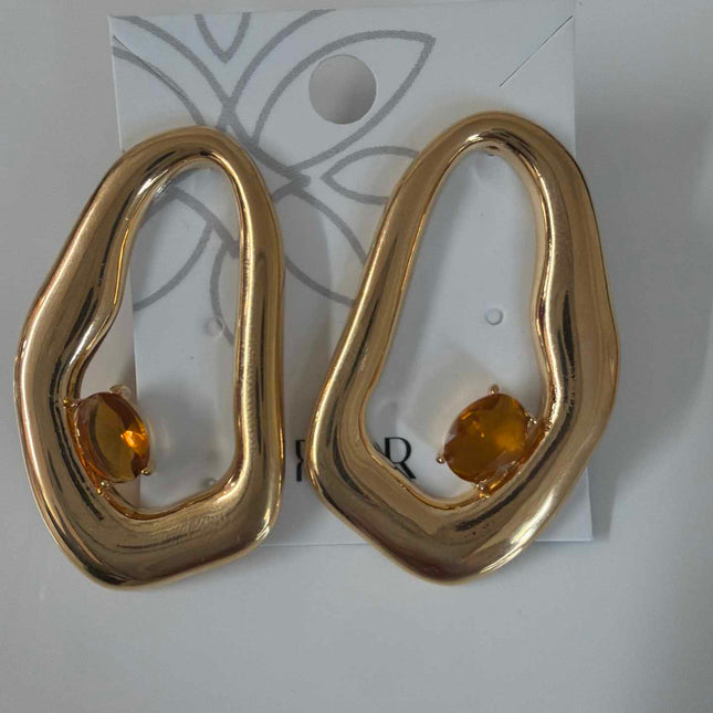 Brinco organico com  zirconias marrom