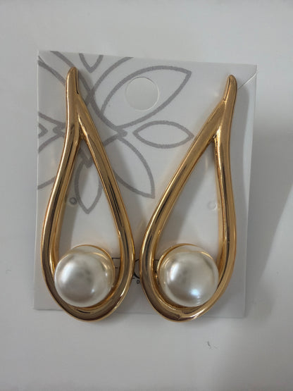 Brinco gota grande vasada alongada de perola