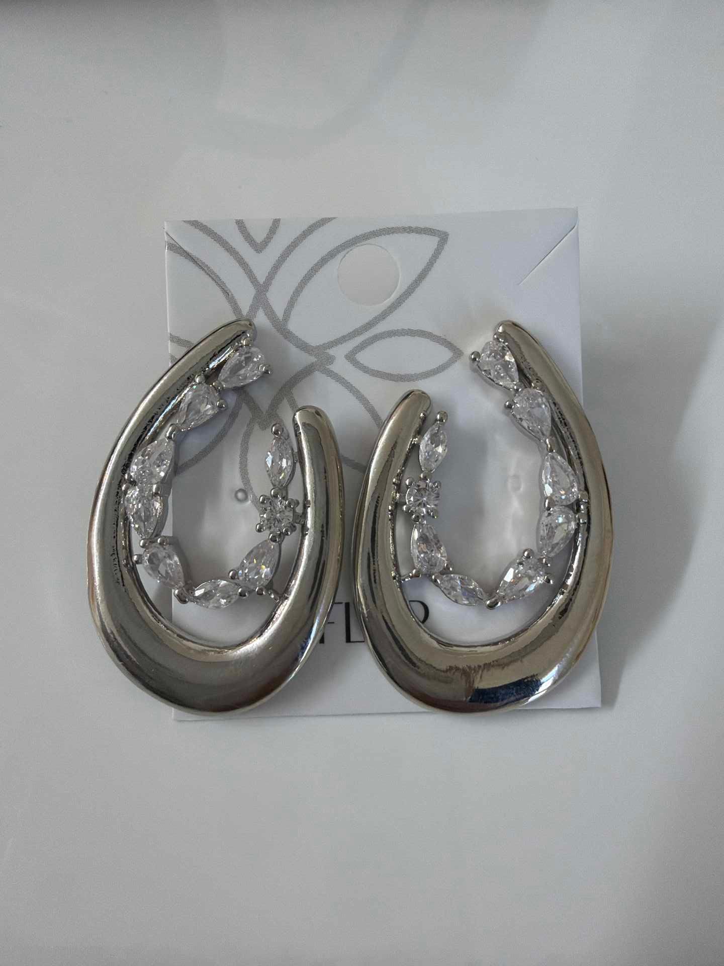 oval with halo in cz pave