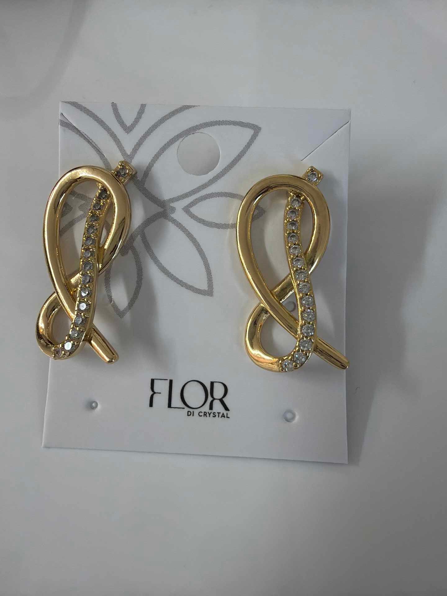 twisted loop earing  cz pave