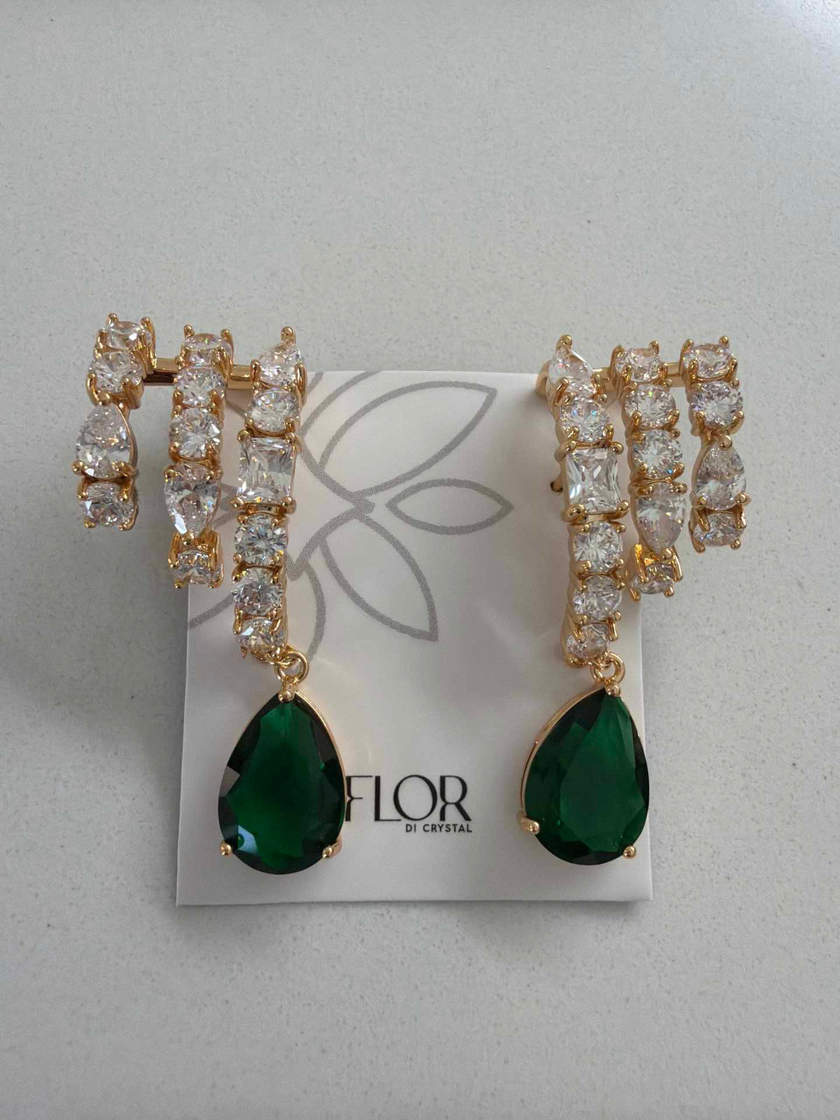 Brinco earcuff com pk gente gota esmeralda dourado