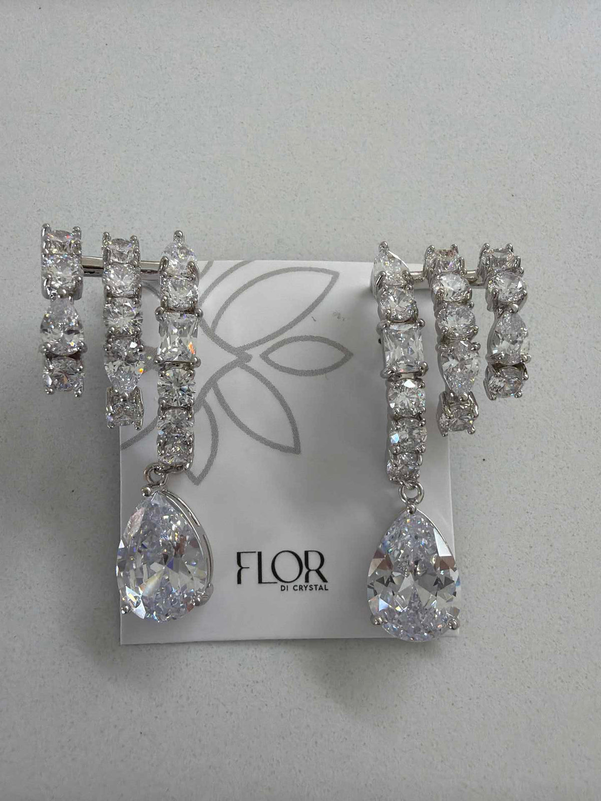 Brinco earcuff com pingente gota zirc cristal