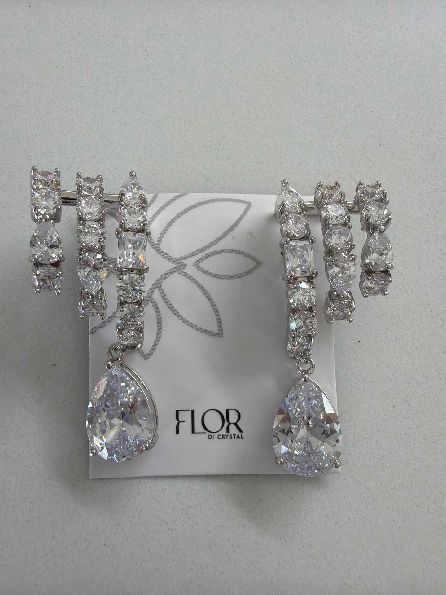 Brinco earcuff com pingente gota zirc cristal