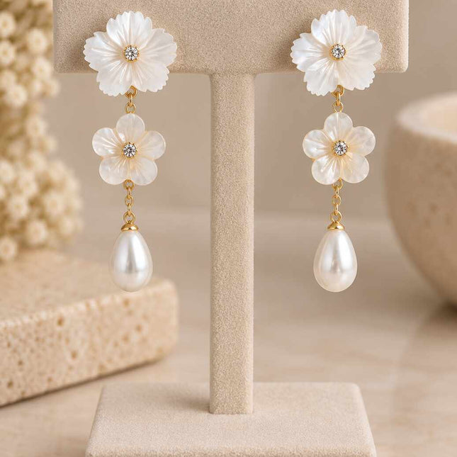 Brinco flores de madre perola