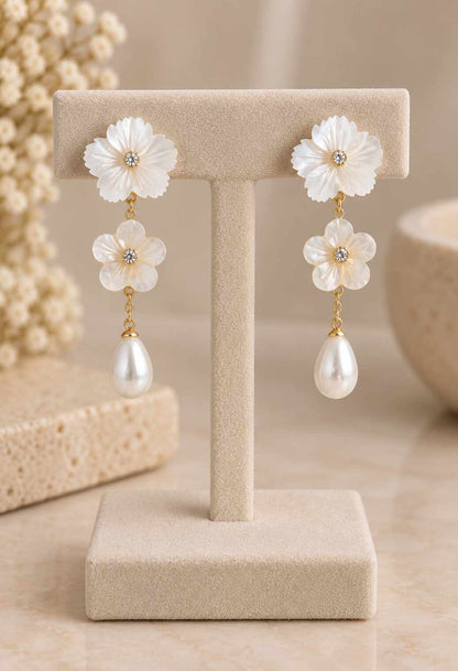 Brinco flores de madre perola
