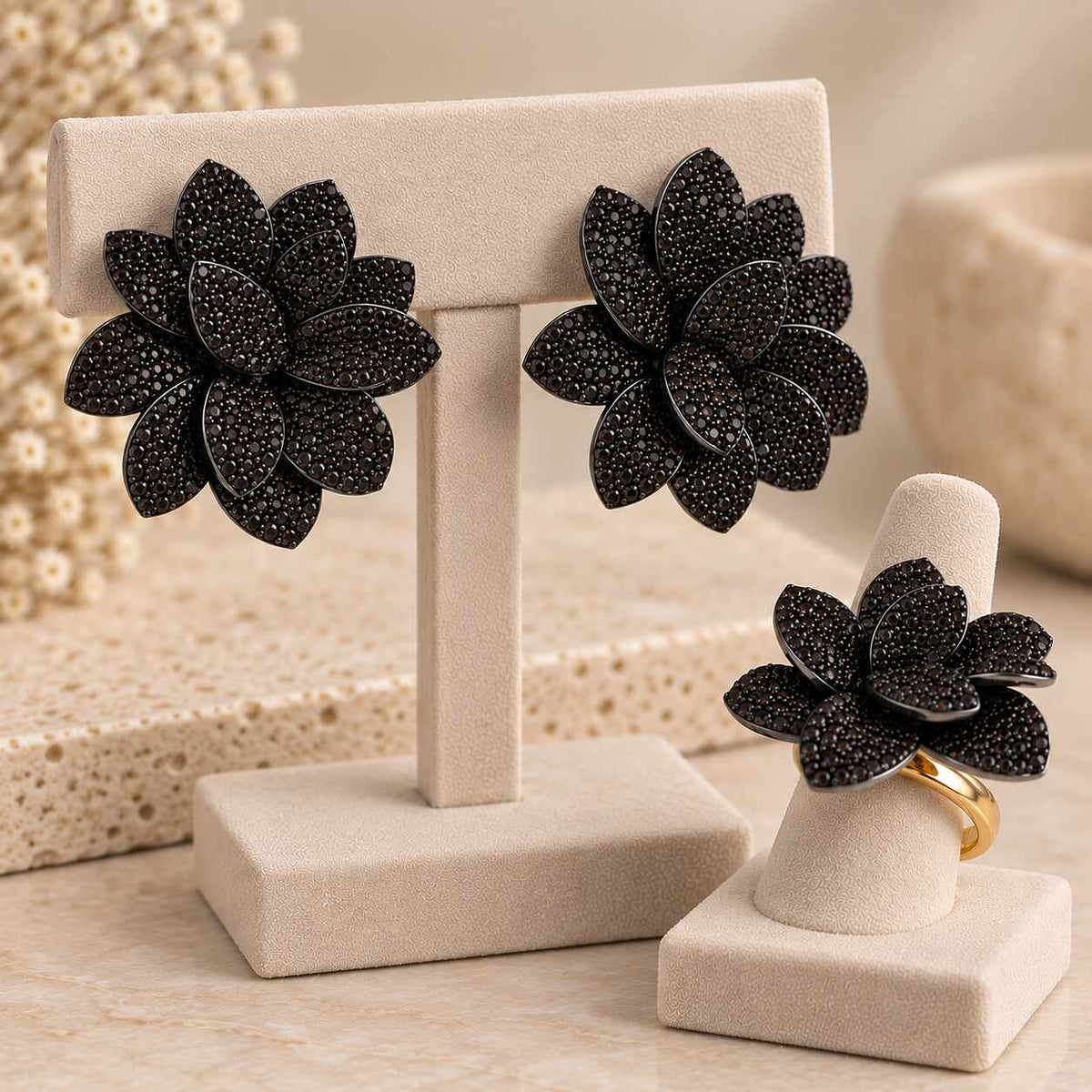 Maxi flower Black pave 18k