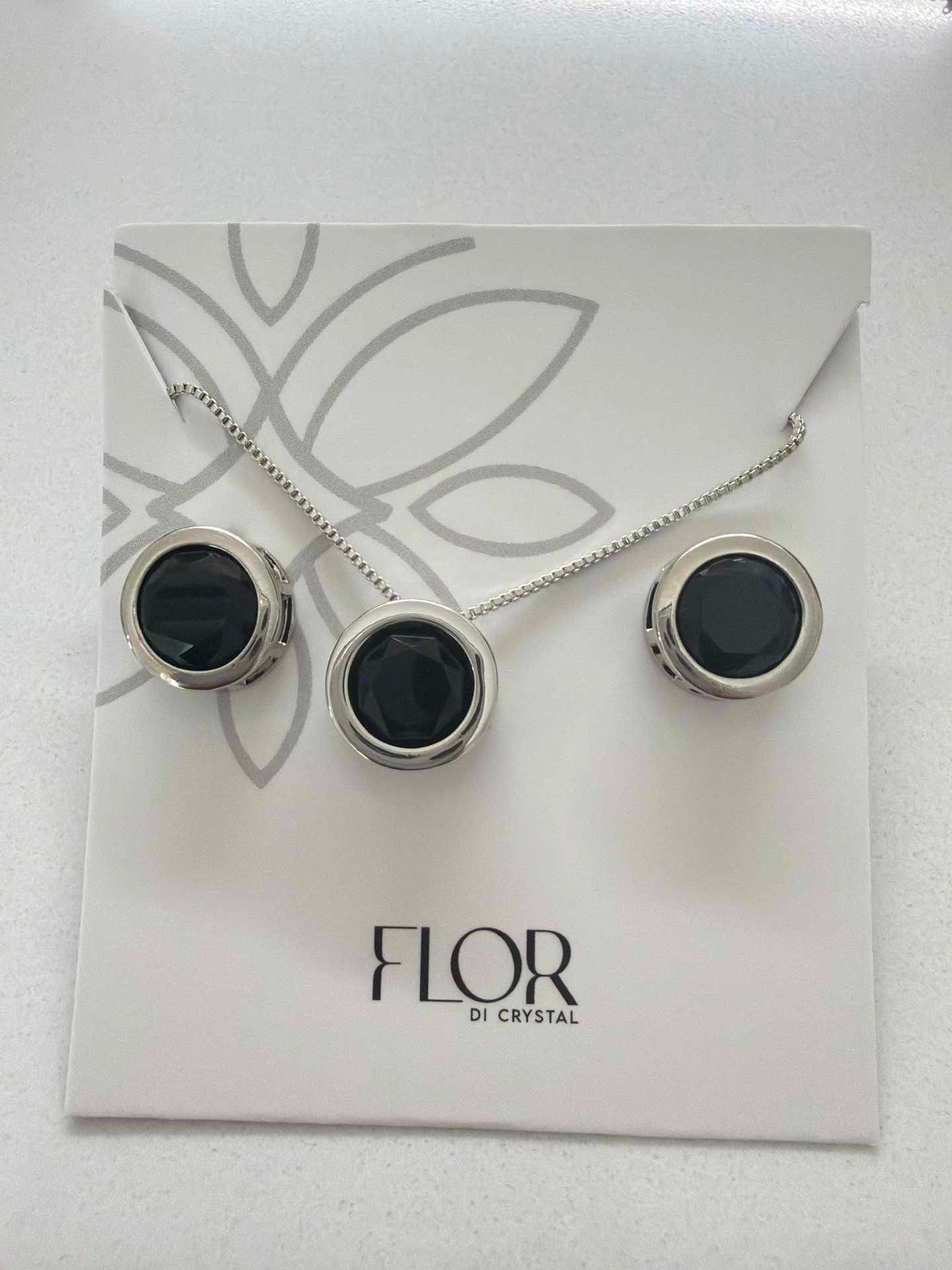 Round  black  set 