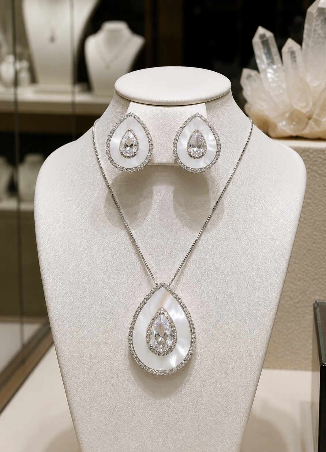 Conjunto oval madre perola e zirconias - cristal