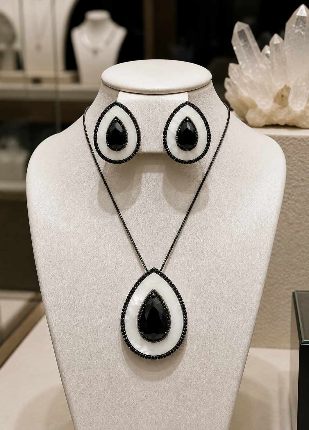 Conjunto oval madre perola e zirconias - rodio negro onix