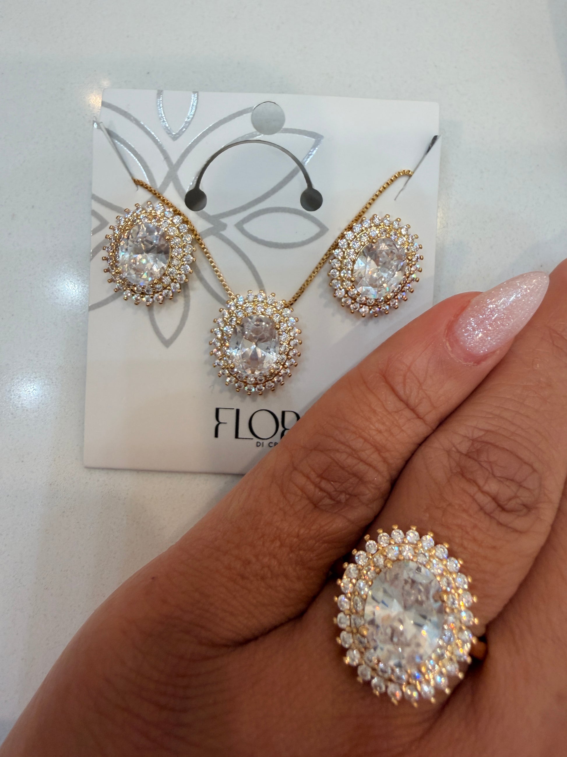 Conjunto cravejado em yellow luxo