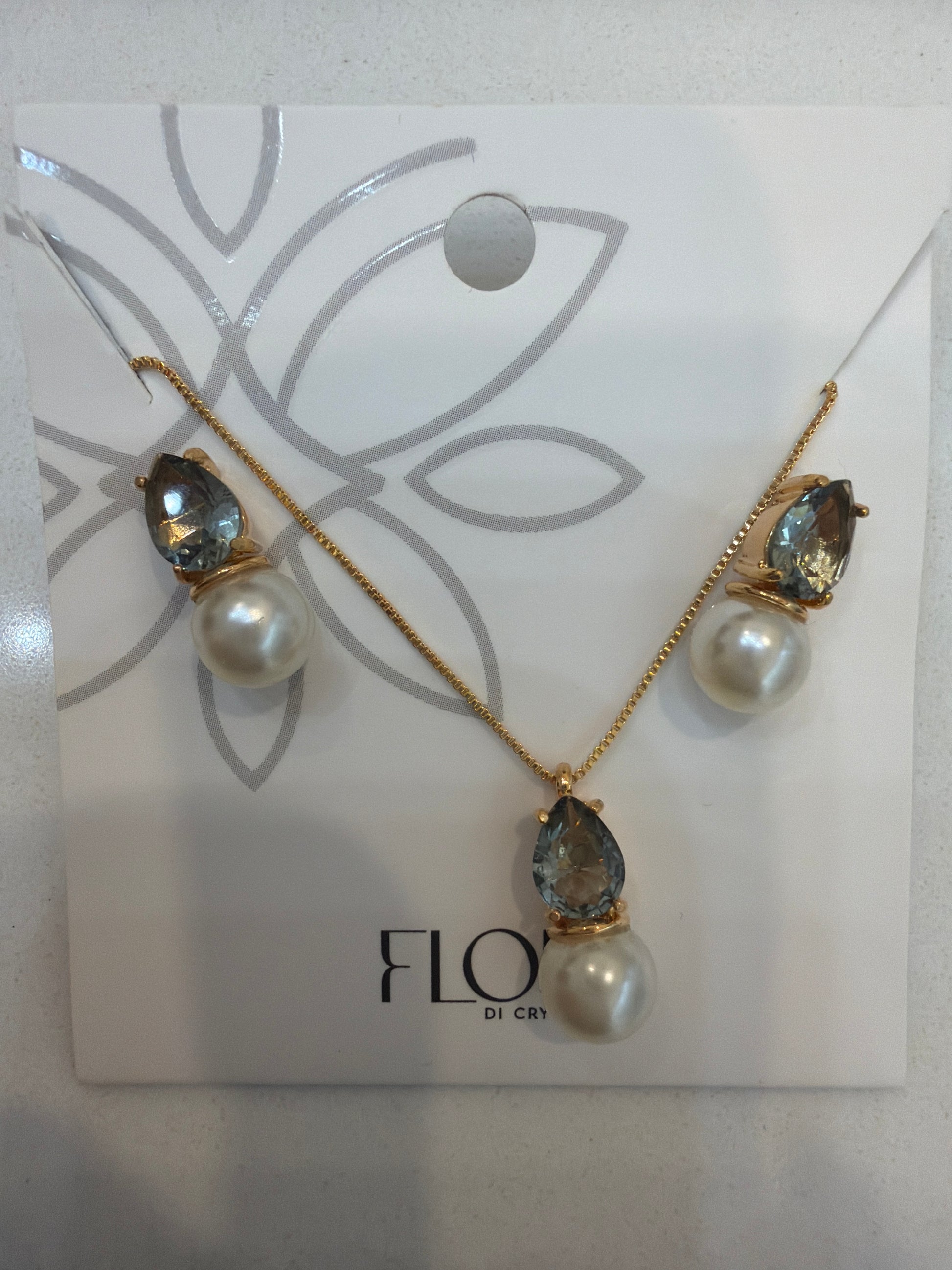 Alongated Pearl with teardrop cz