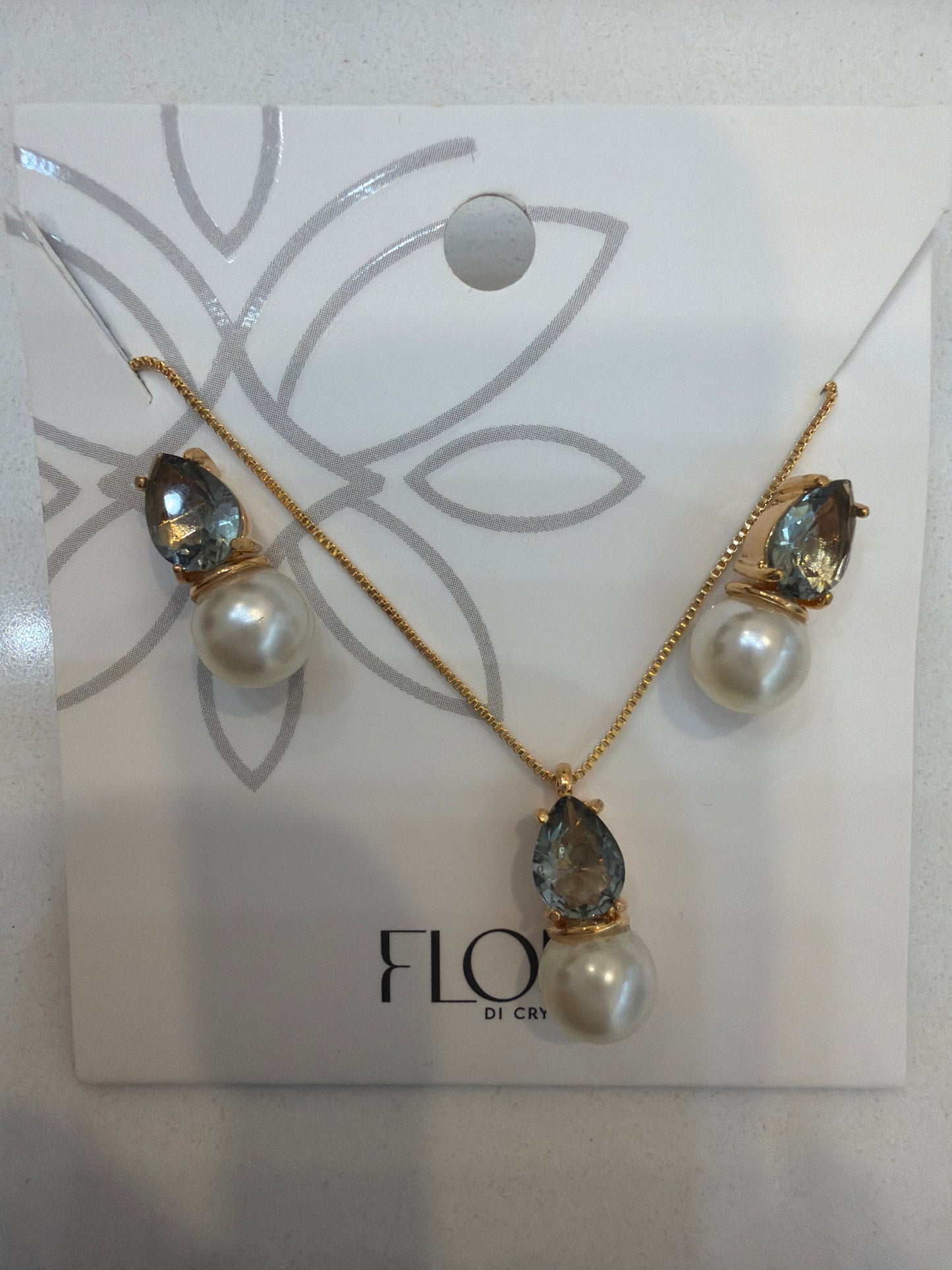 Alongated Pearl with teardrop cz