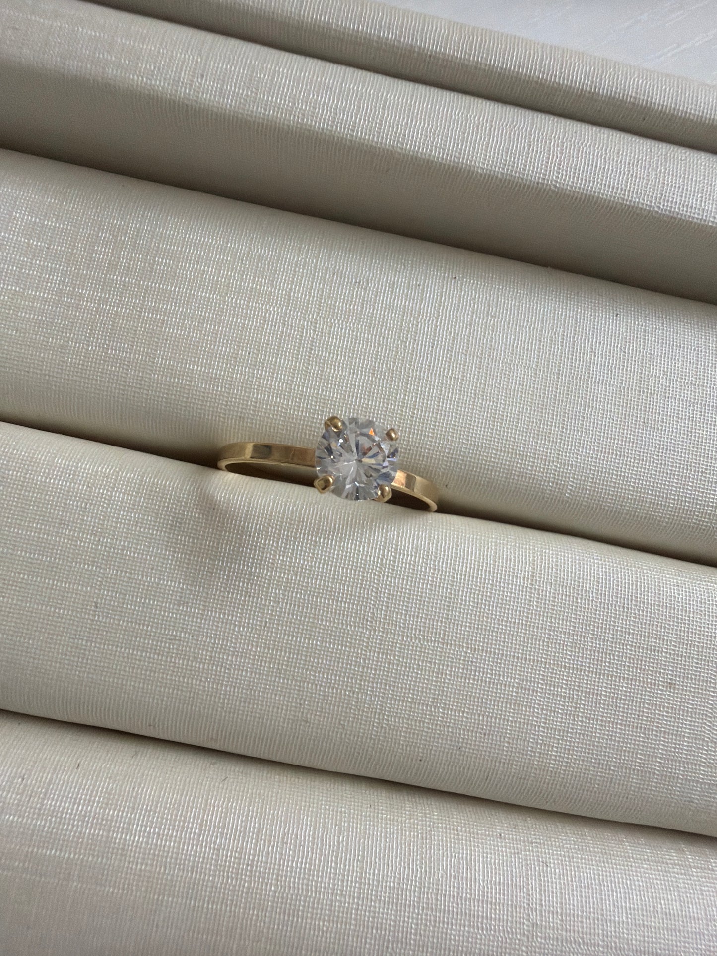 Anel solitario zirc 4mm aro liso 6.5