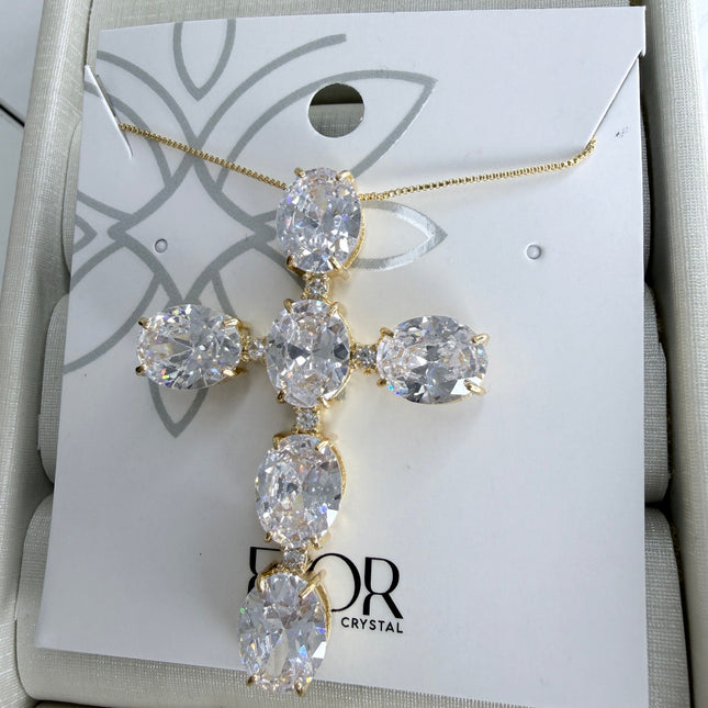 Colar cruz cravejada em cristal oval