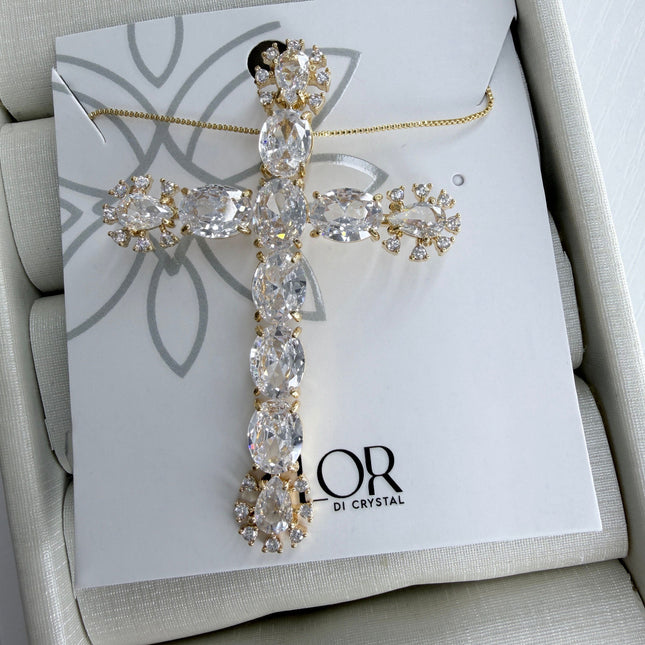 Colar cruz cravejada em cristal navete