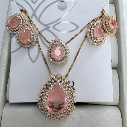 Conjunto dois colares e dois pares de brincos gota pedra fusion rosa