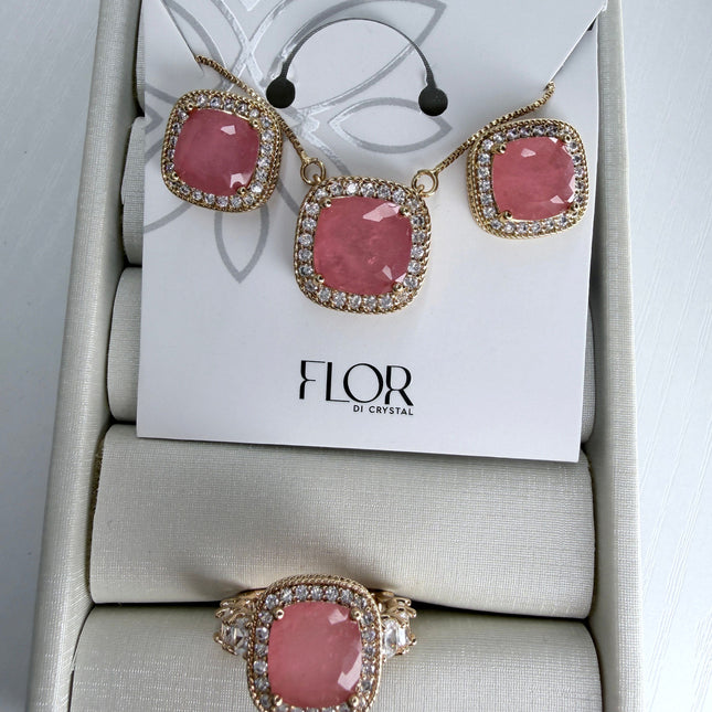 Conjunto colar brincos e anel pedra quadrada rosa leitosa com contorno cravejado