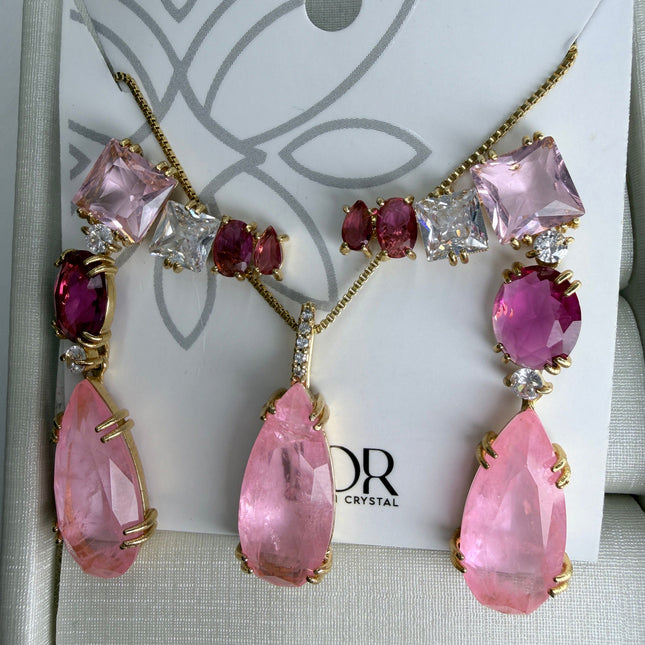 Conjunto colar e brincos rosa com gota grande e pedras mistas cravejadas