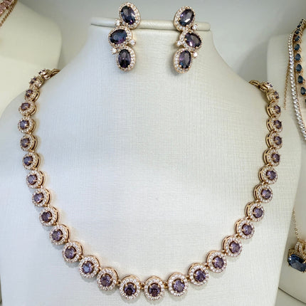 Riviera roxa com halo cravejado em zircônia e brinco earcuff