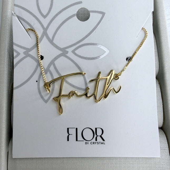 Colar Faith letra cursiva zircônias corrente