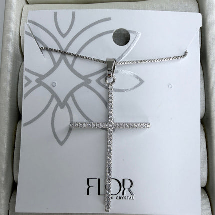 Colar crucifixo cravejado zircônia ródio branco