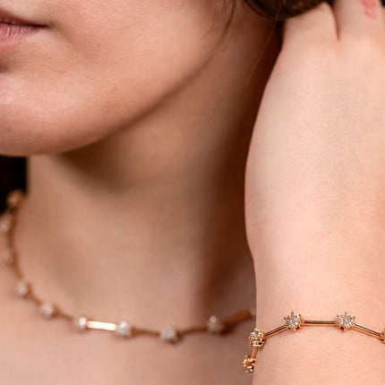 Conjunto colar pulseira barras flores cravejadas