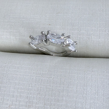 Piercing fake navete cravejado zircônia ródio