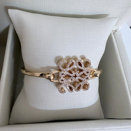 Pulseira flor vazada cravejada folheada ouro