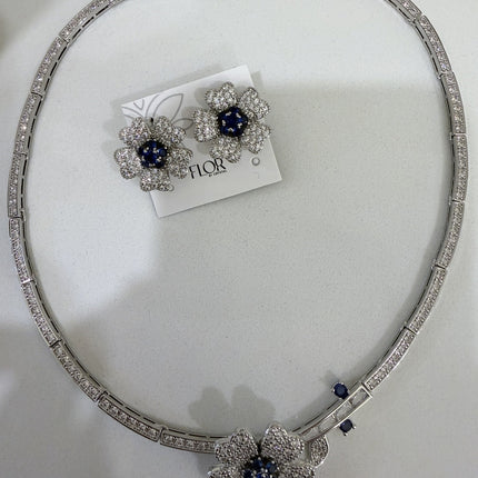 Conjunto colar rígido brincos flor azul ródio