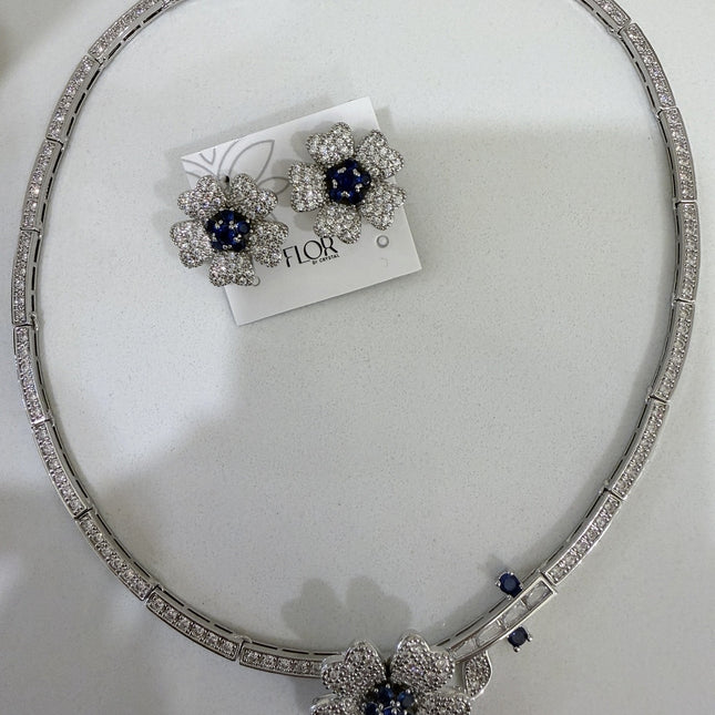 Conjunto colar rígido brincos flor azul ródio