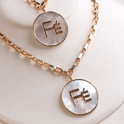 Colares medalha madrepérola letras Fé