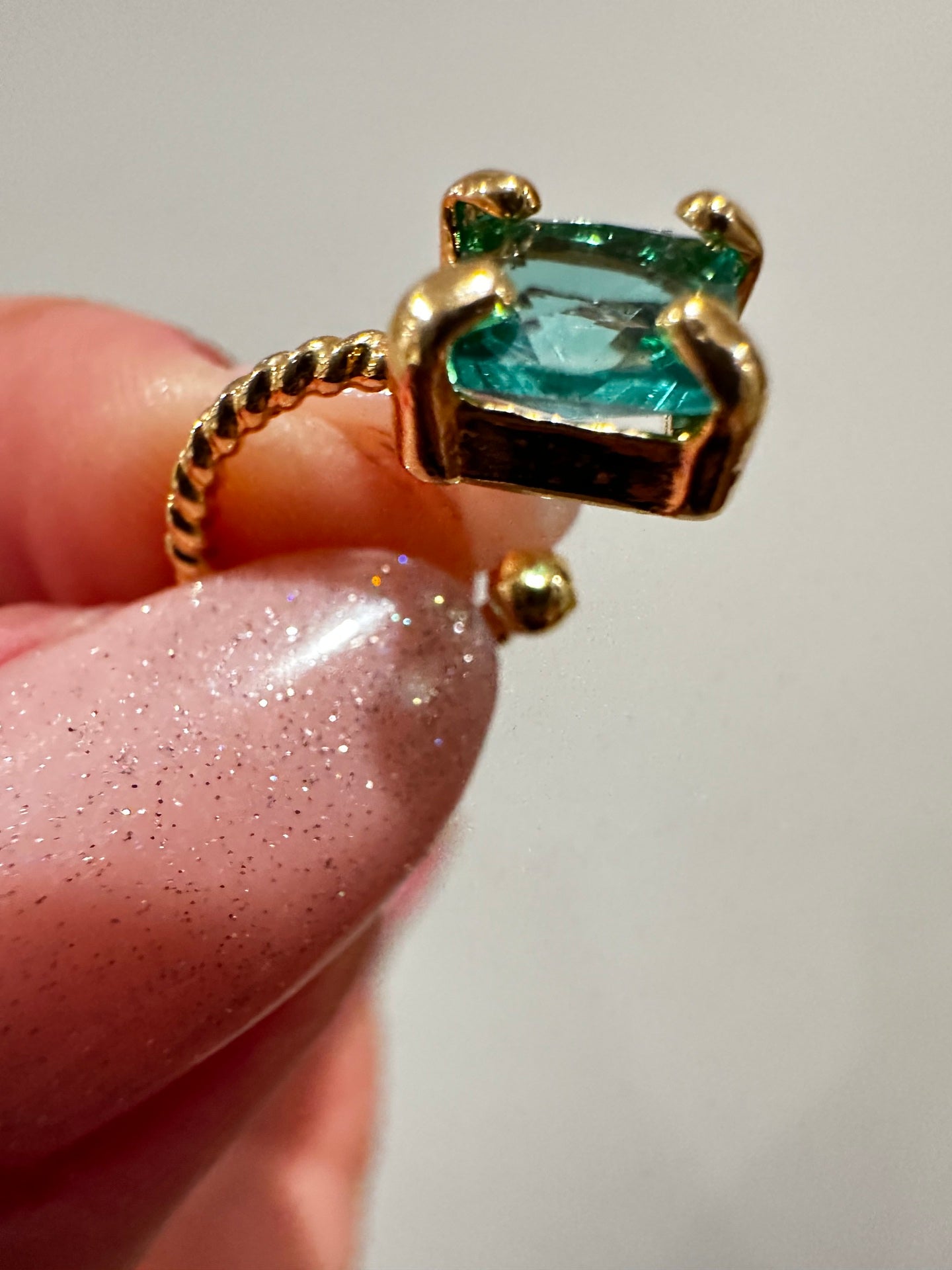Piercing com pedra quadrada esmeralda 