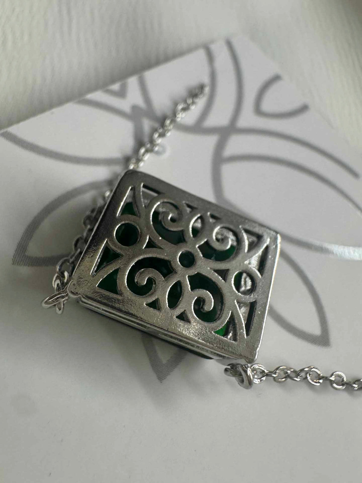 Colar flor  Esmeralda em Zirconia