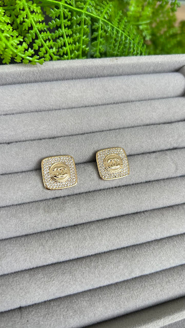 Brinco Chanel  Liso com Zirconias 18k