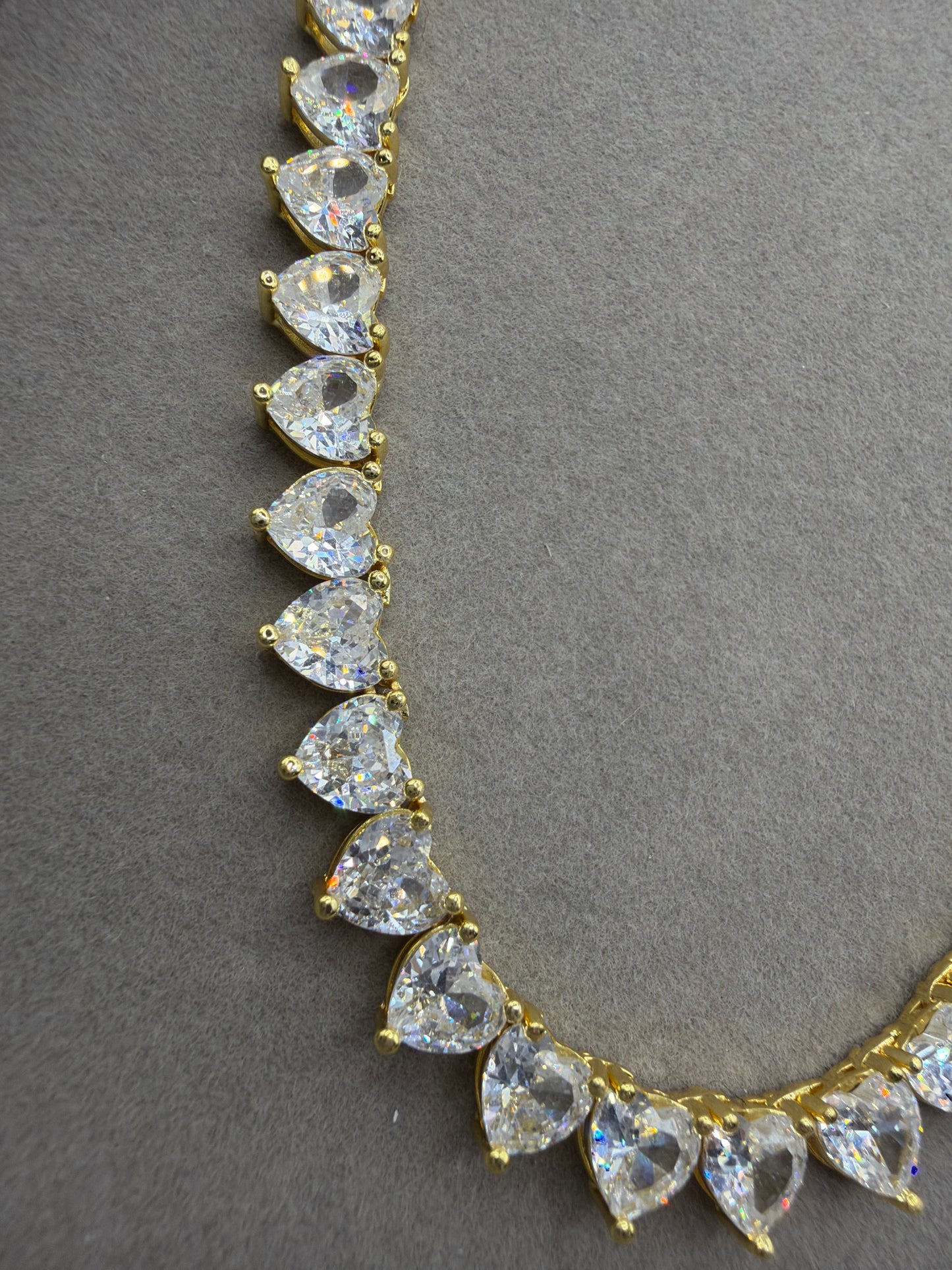 Choker - Rivieira 6mm de coracao cristal em banho gold - 16in