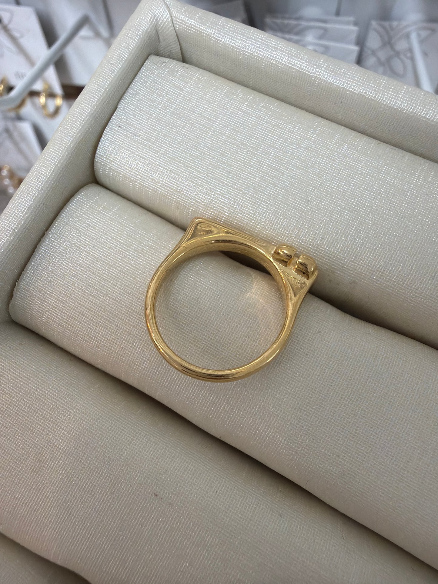 Anel - Anel de dedinho quadrado c detalhe cravejado